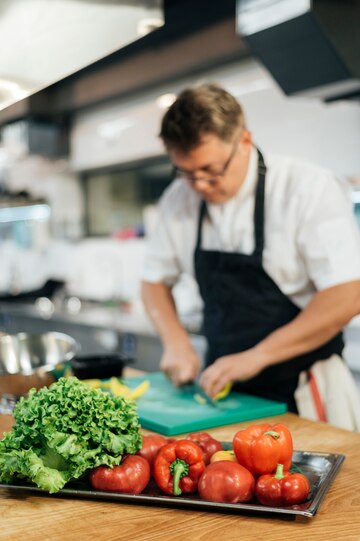 chef-masculino-desfocado-cortando-vegetais_23-2148763229.jpg